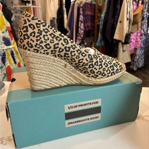 TOMS Michelle natural textured small leopard open toe wedges size 5.5 new in box
